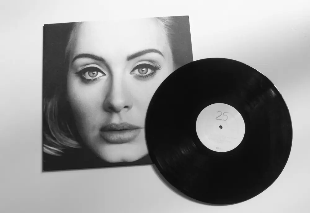 Adele faz 35 anos. Conheça as músicas mais tocadas da artista no Brasil